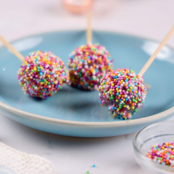 Easy Valentine's Day Desserts Red Velvet Cake Pops
