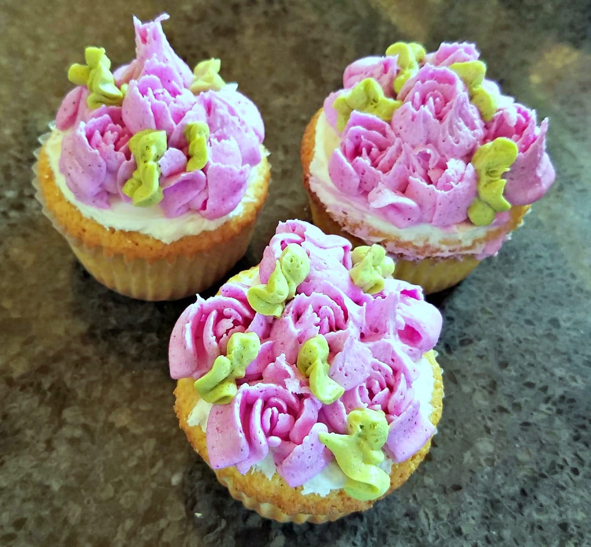 chocolate marshmallow cream, vanilla cupcakes with chocolate marshmallow cream, Russian tips
